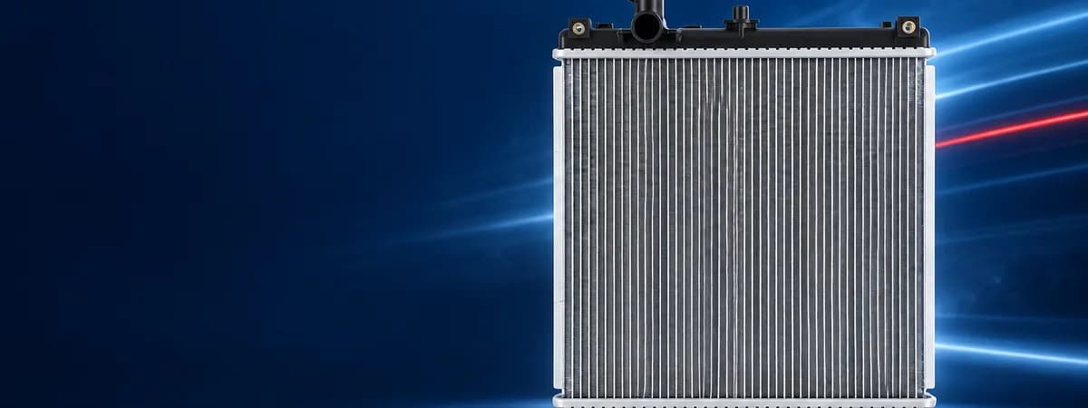 Radiador automotivo sobre fundo azul-marinho com linhas de luz